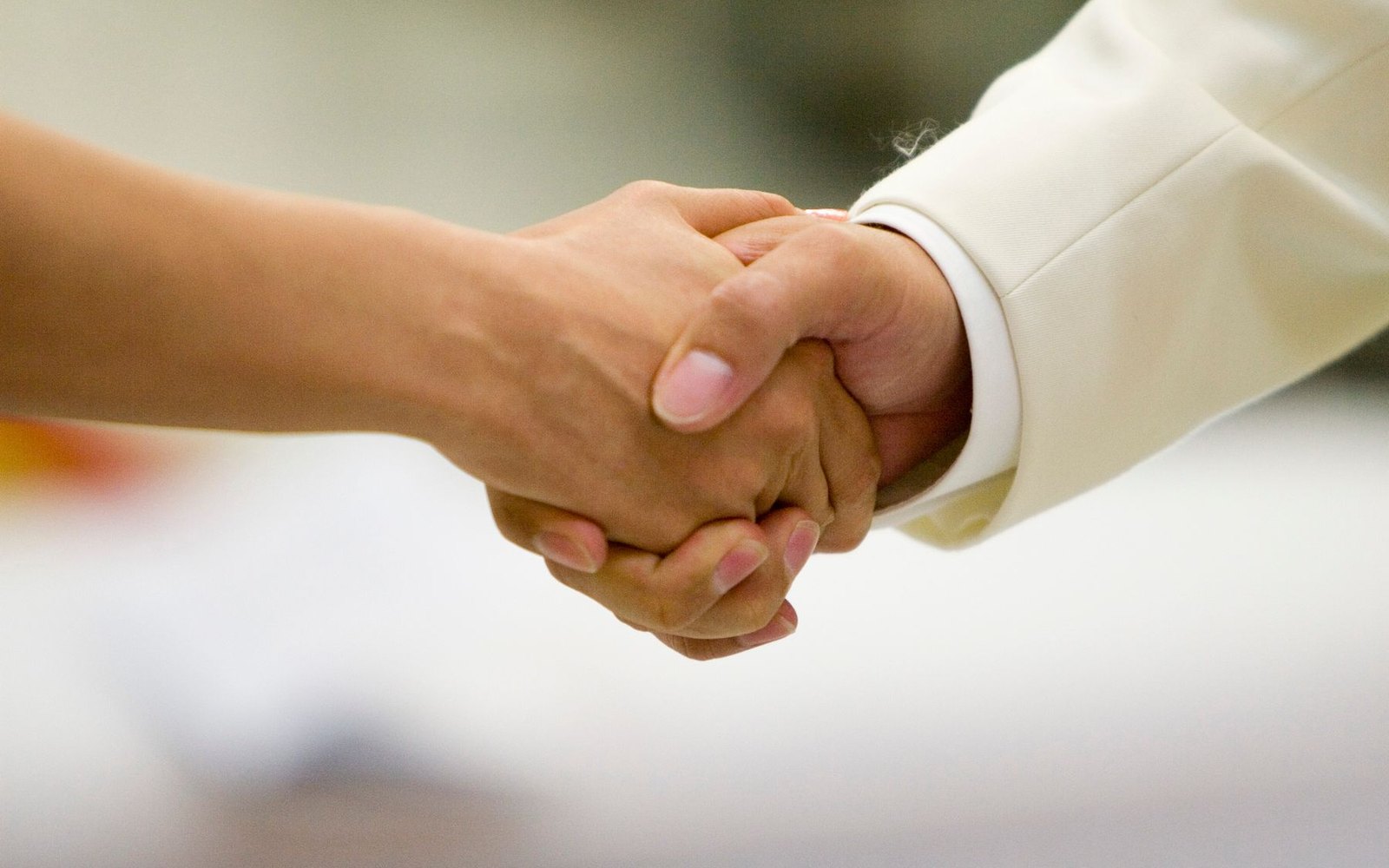 Stretta di mano a chiusura di una consulenza